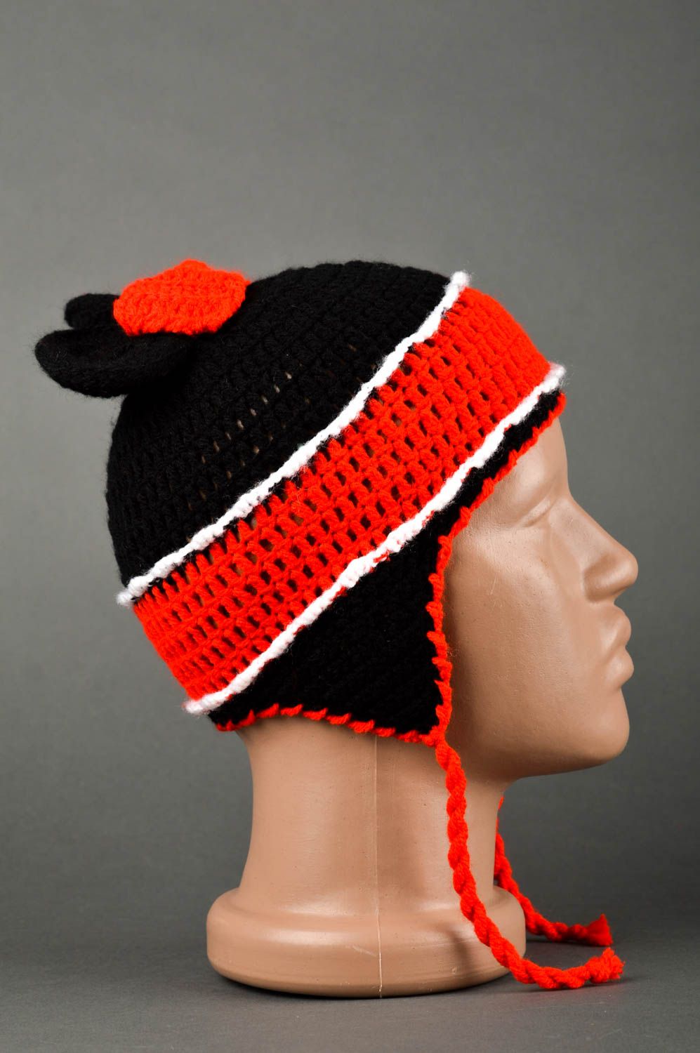 Gehäkelte Kindermütze handmade Häkel Accessoire handgemachte Mütze schwarz rot foto 3