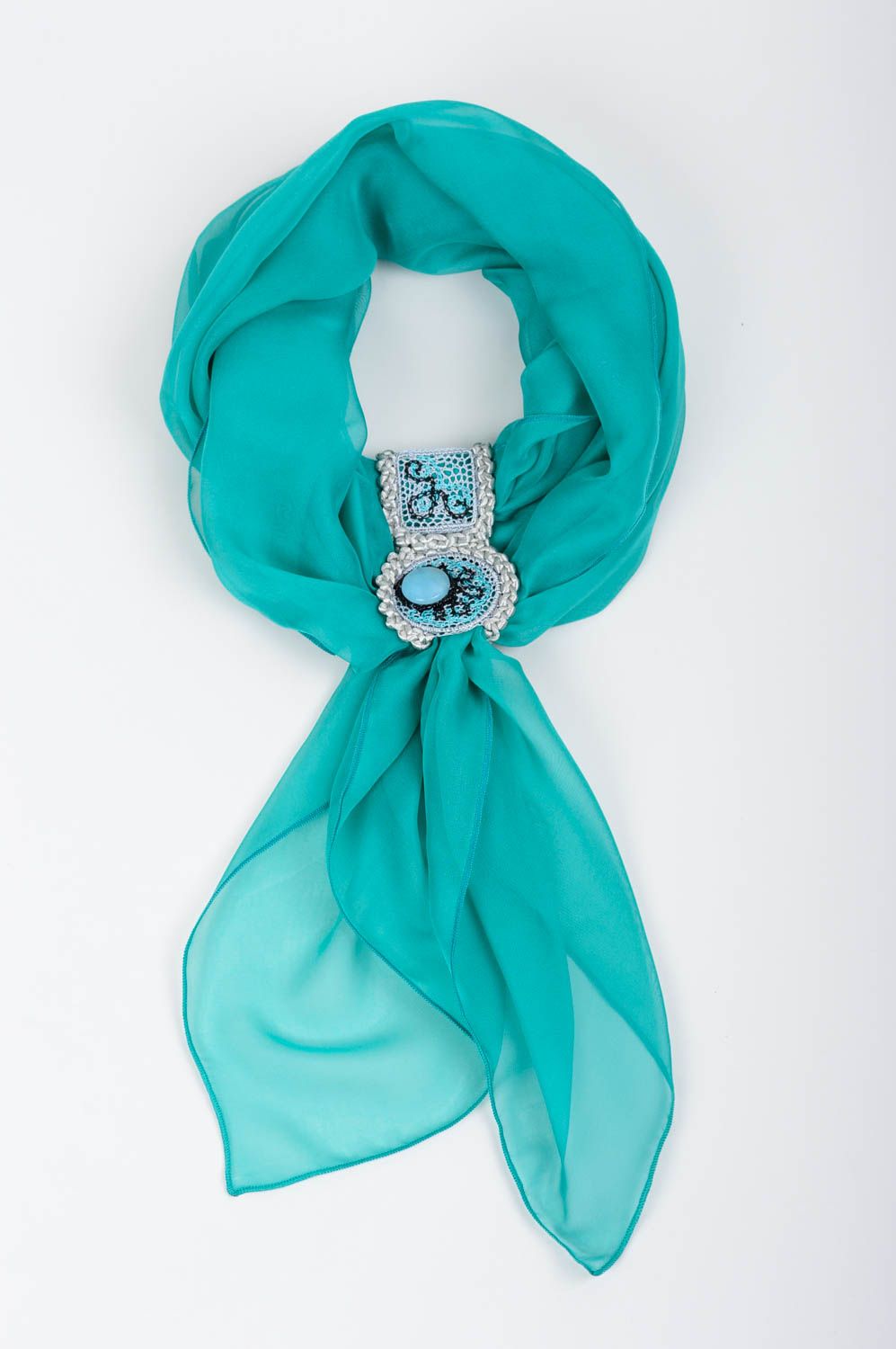Pañuelo hecho a mano de chifón azul claro con broche accesorio de mujer foto 1