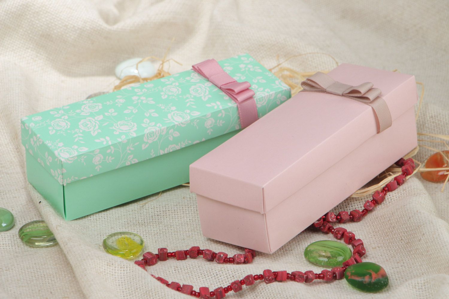Künstlerische handmade Geschenkkartons mit Schleife in Mintgrün und Rosa 2 Stück foto 1