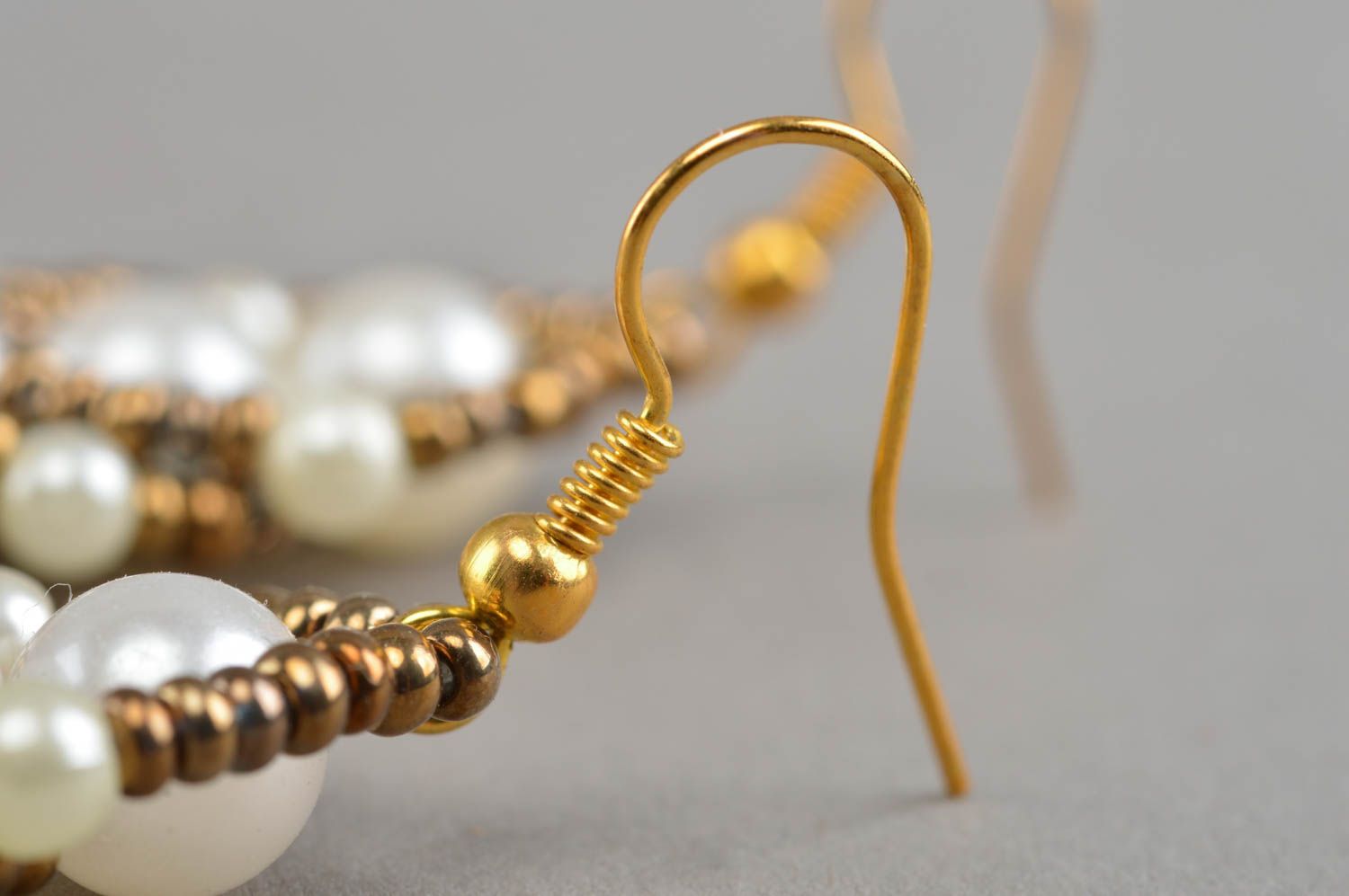 Originelle lange Ohrringe aus Glasperlen weiß goldene künstlerische Handarbeit foto 4
