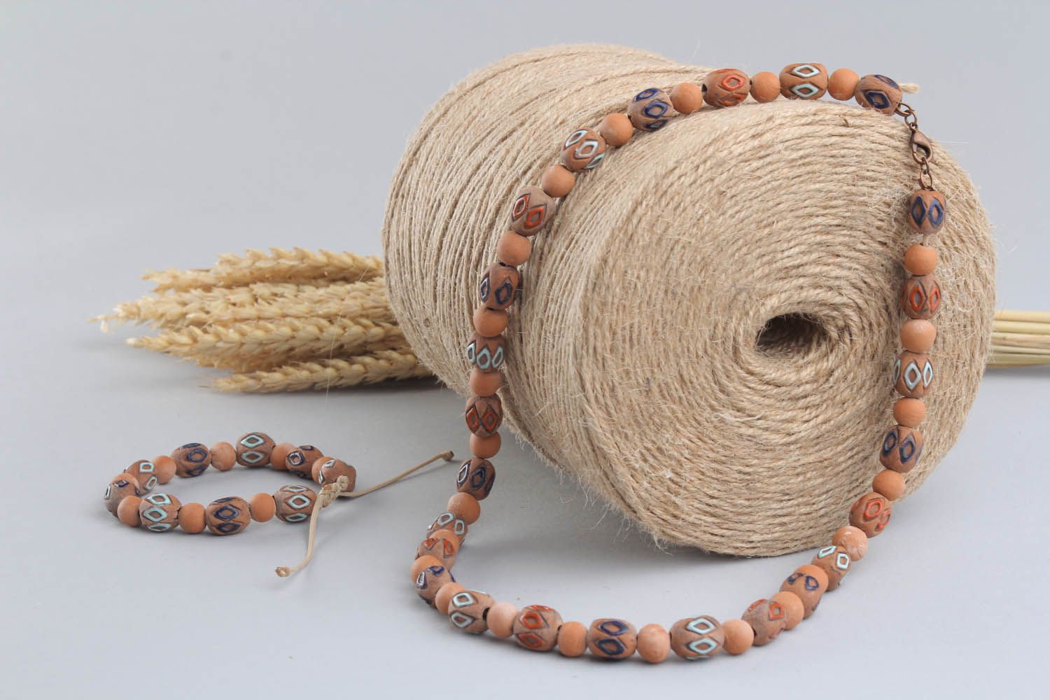 Conjunto de jóias de argila colar e pulseira no estilo étnico pintados com tintas acrílicas foto 1