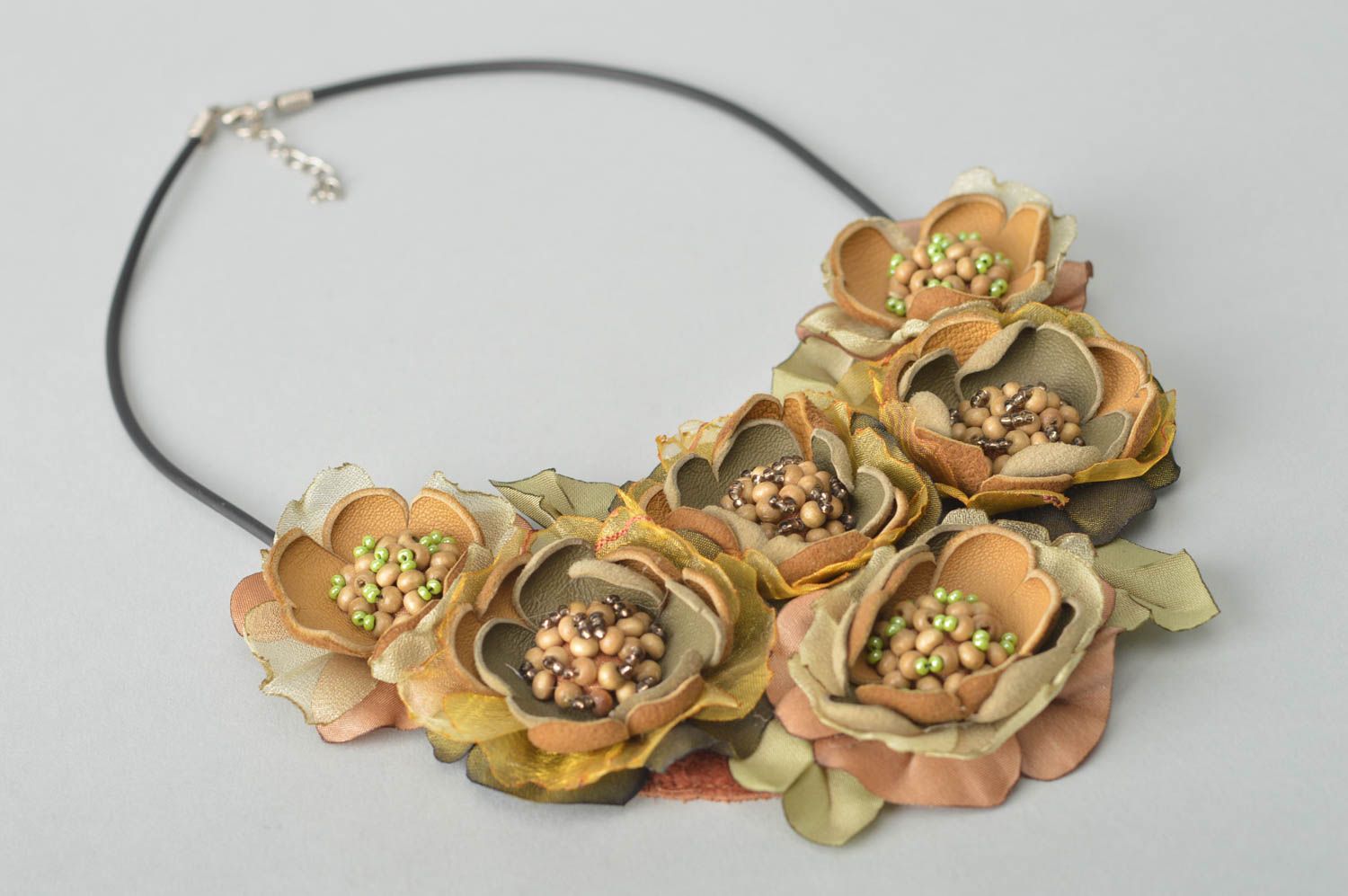Handmade Blumen Collier Leder Schmuck Accessoire für Frauen khaki massiv foto 2