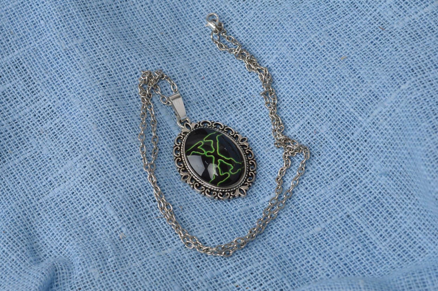 Pendentif en verre et métal ovale noir vert avec chaînette fait main   photo 5