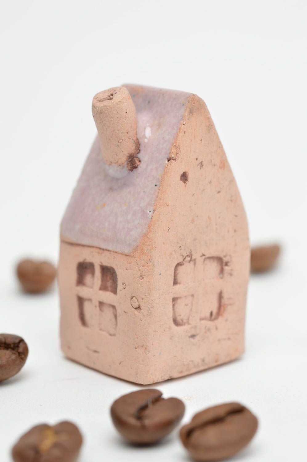 Красивая миниатюрная сувенирная керамическая статуэтка Домик с розовой крышей  фото 1