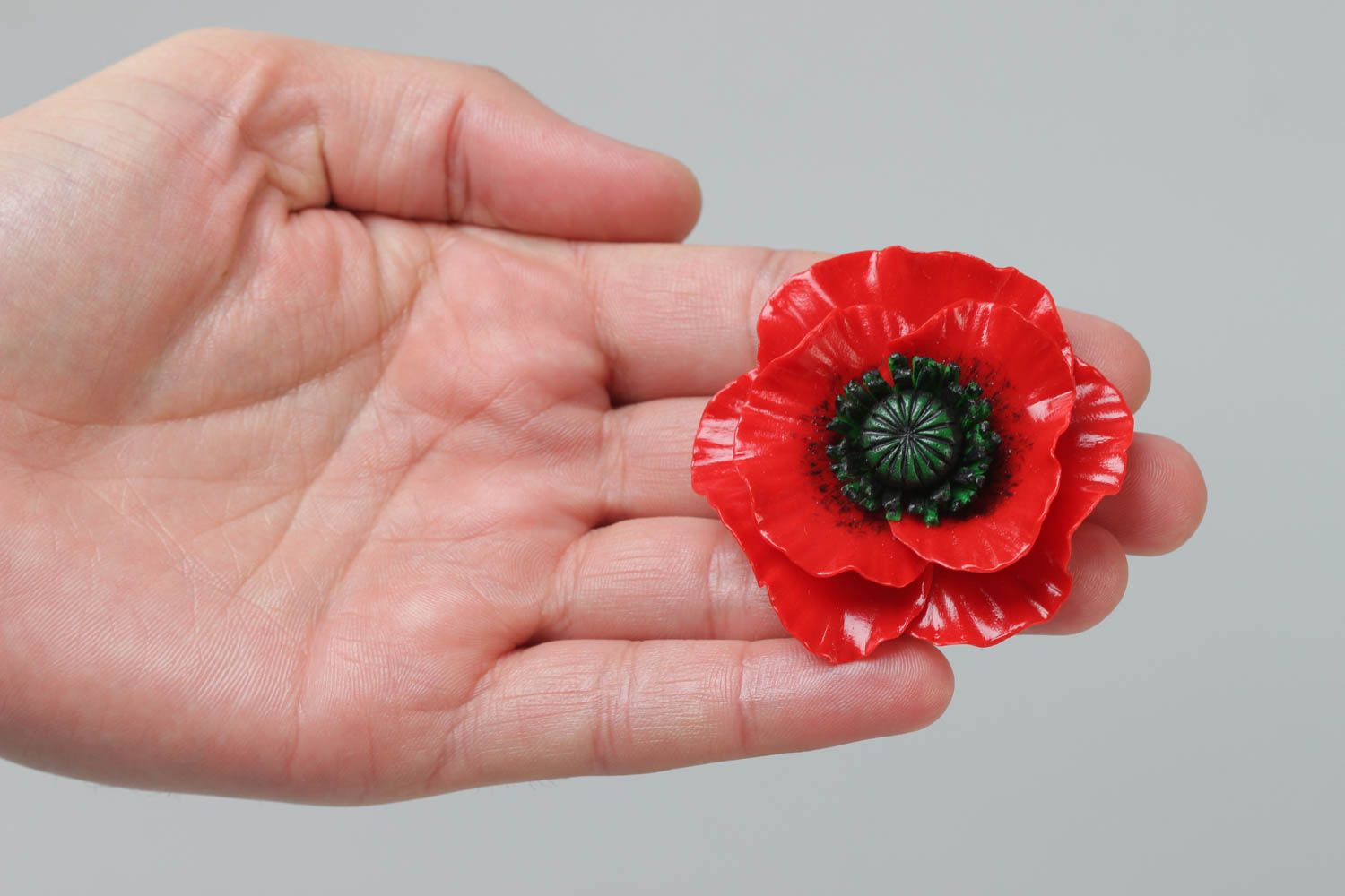 Broche de arcilla polimérica con forma de flor de amapola roja hecho a mano foto 5