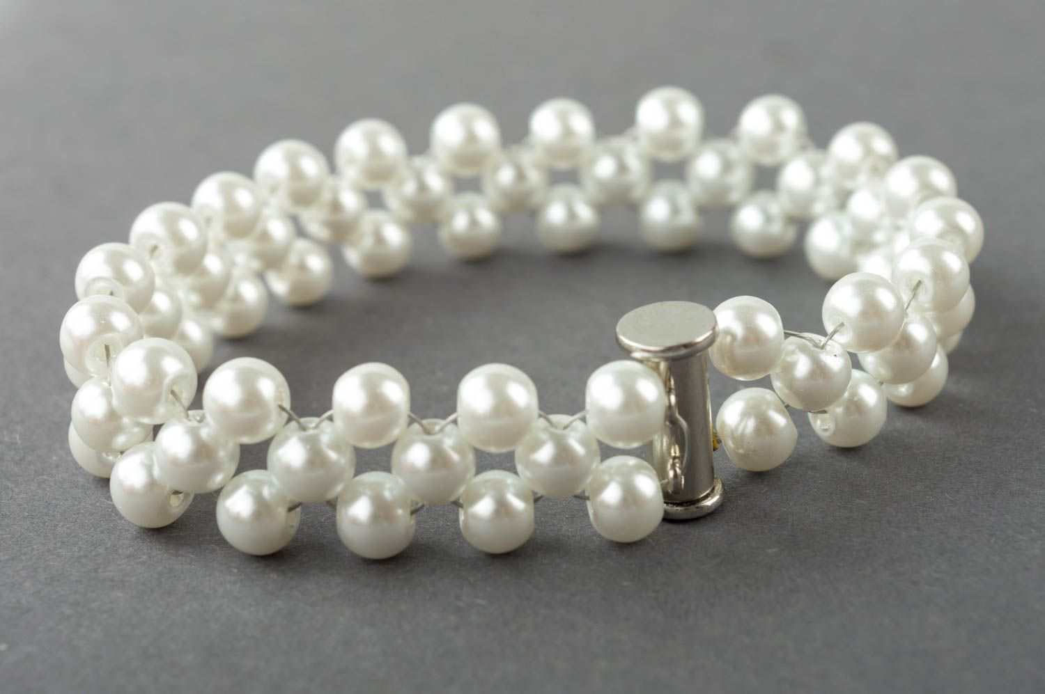 Handmade weißes Armband Perlen Schmuck Frauen Accessoire aus Kunstperlen schön foto 4