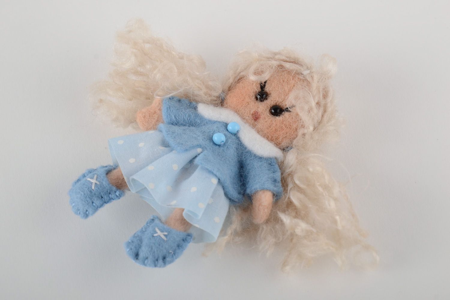 Kleine schöne weiche handgemachte Puppe aus Wolle in Trockenfilzen Technik foto 2