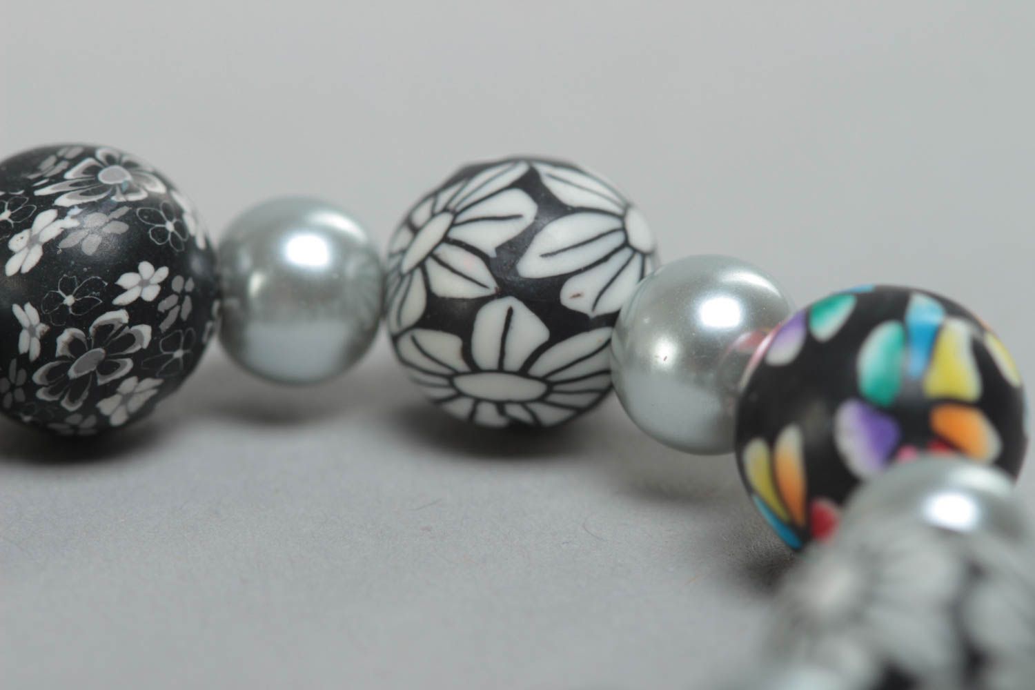 Pulsera infantil de arcilla polimérica con perlas cerámicas artesanal de color gris foto 4