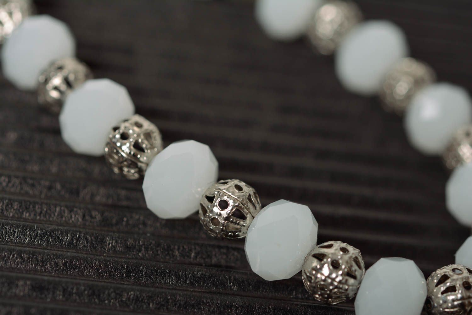 Weißes Armband aus Metall und Plastikkugeln handmade originell schön für Mädchen foto 4