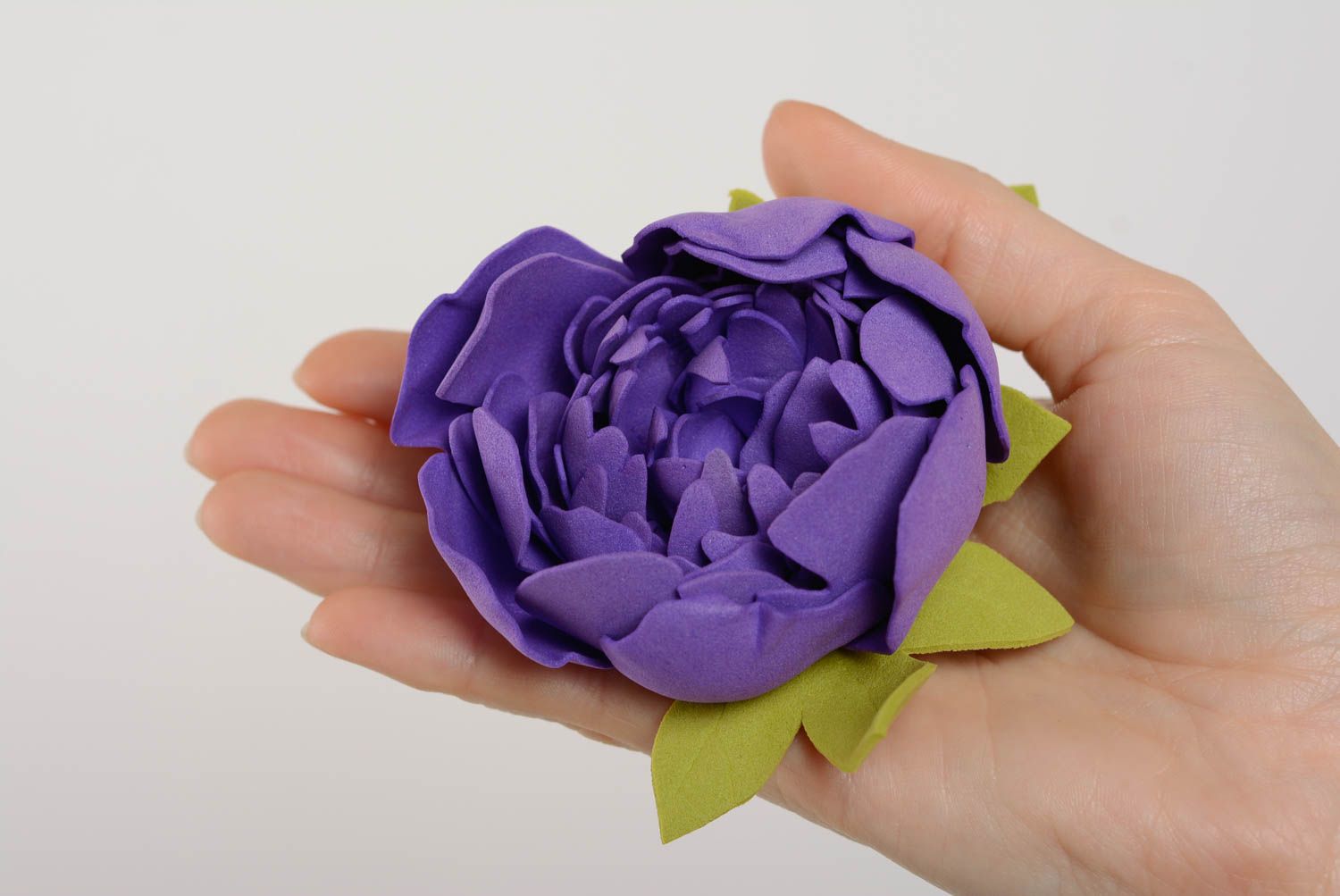 Broche et barrette en foamiran faite main en forme de fleur éclatante violette photo 4