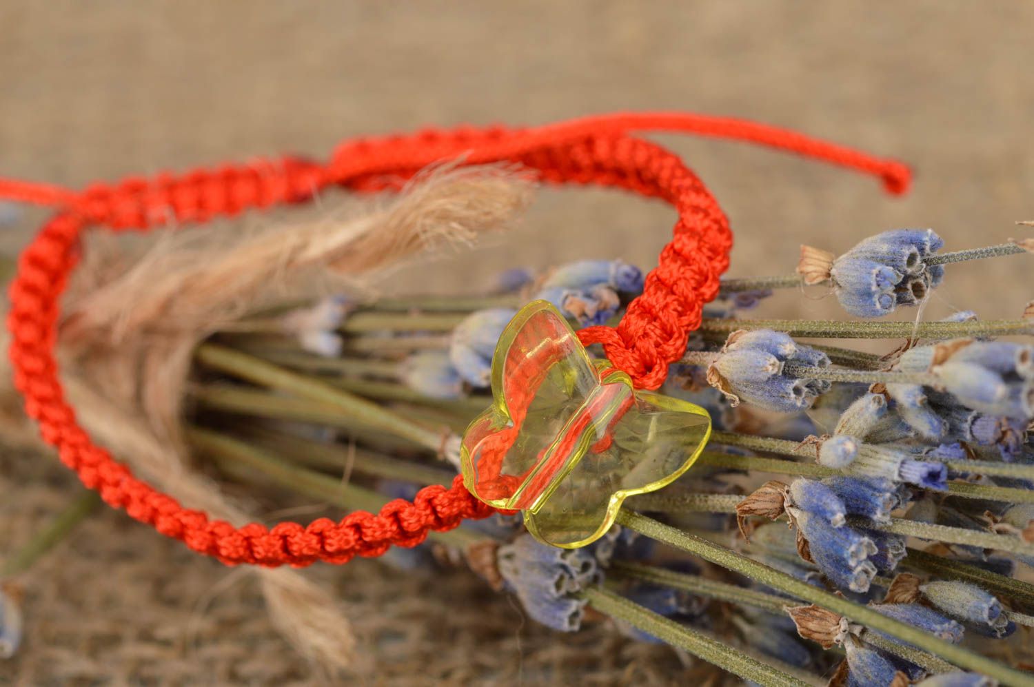 Красный браслет из вощеного шнурка с бусиной в виде бабочки ручной работы фото 1