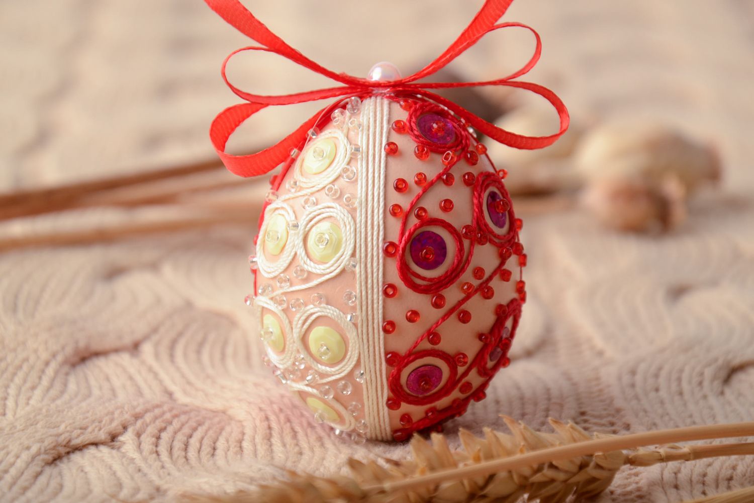 Huevo de Pascua decorado con abalorios e hilso foto 1