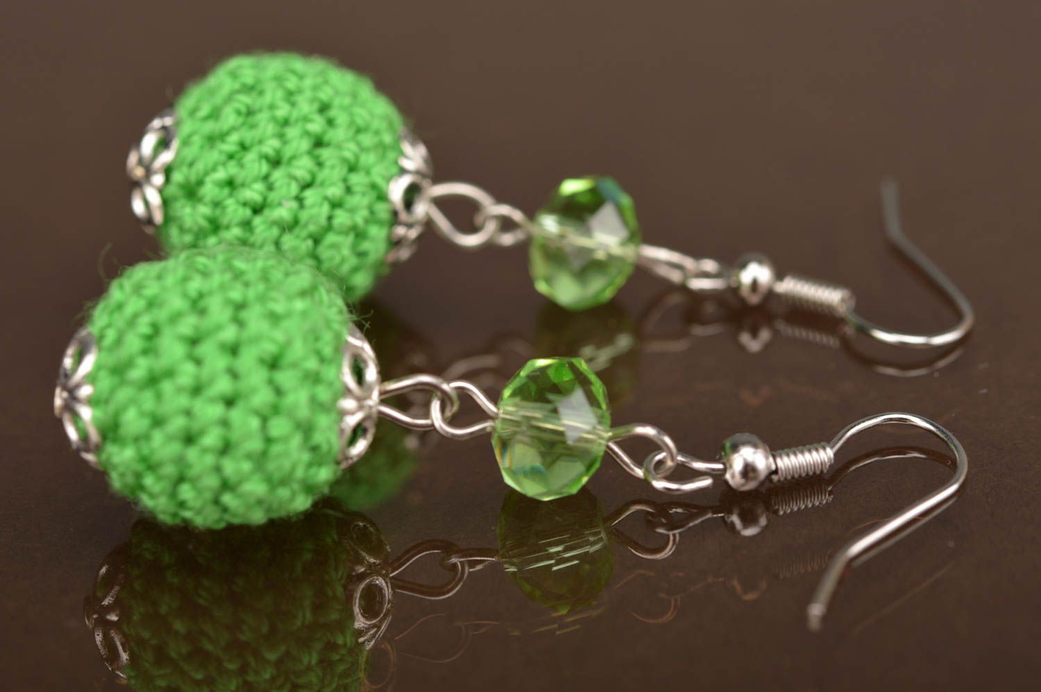 Longues boucles d'oreilles en tricot vertes faites main avec perles à facettes  photo 5