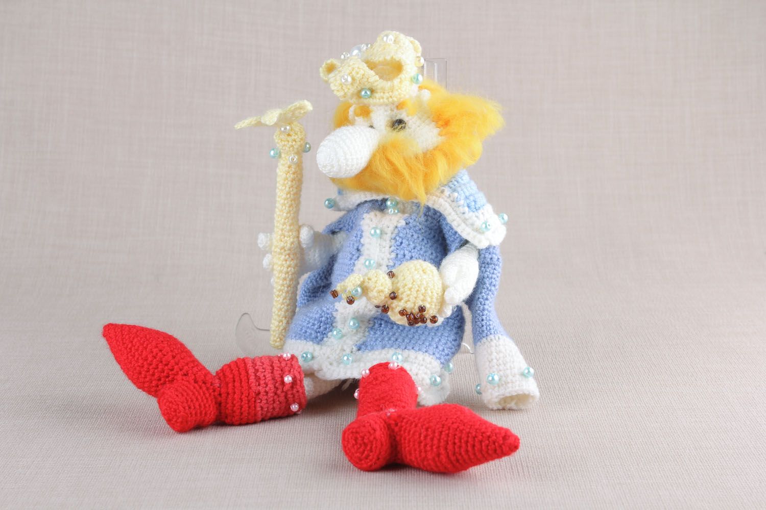 Half-woolen knitted toy King photo 3