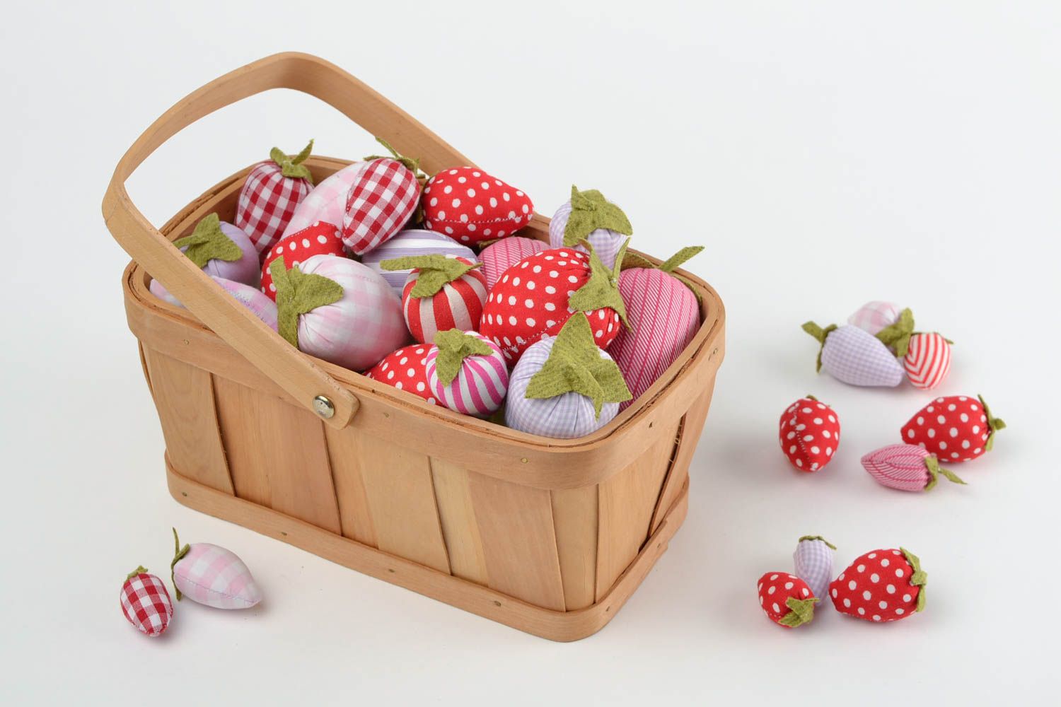 Handmade Spielzeug Set Stoff Erdbeeren im Korb Spielzeuge für Kleinkinder 28 St foto 3