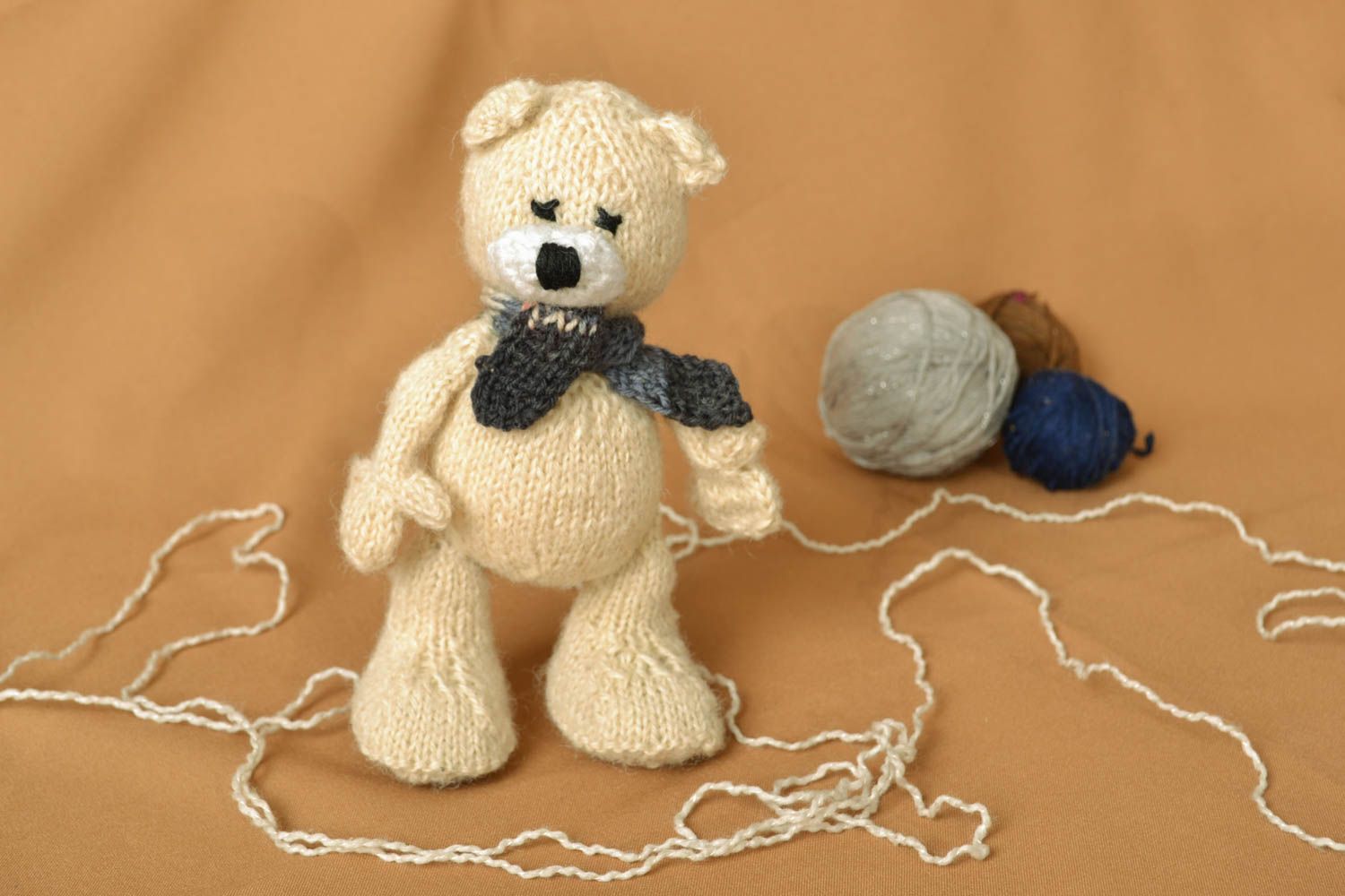 Giocattolo a maglia fatto a mano pupazzo morbido orsetto bianco da bambini
 foto 1