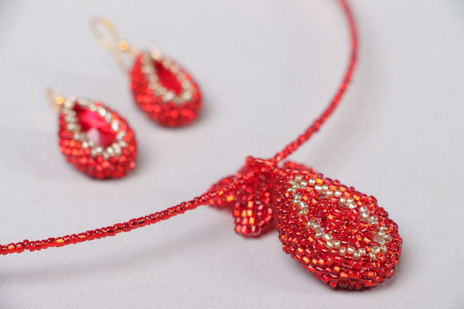 Red evening jewelry set with beads and rivoli photo 3