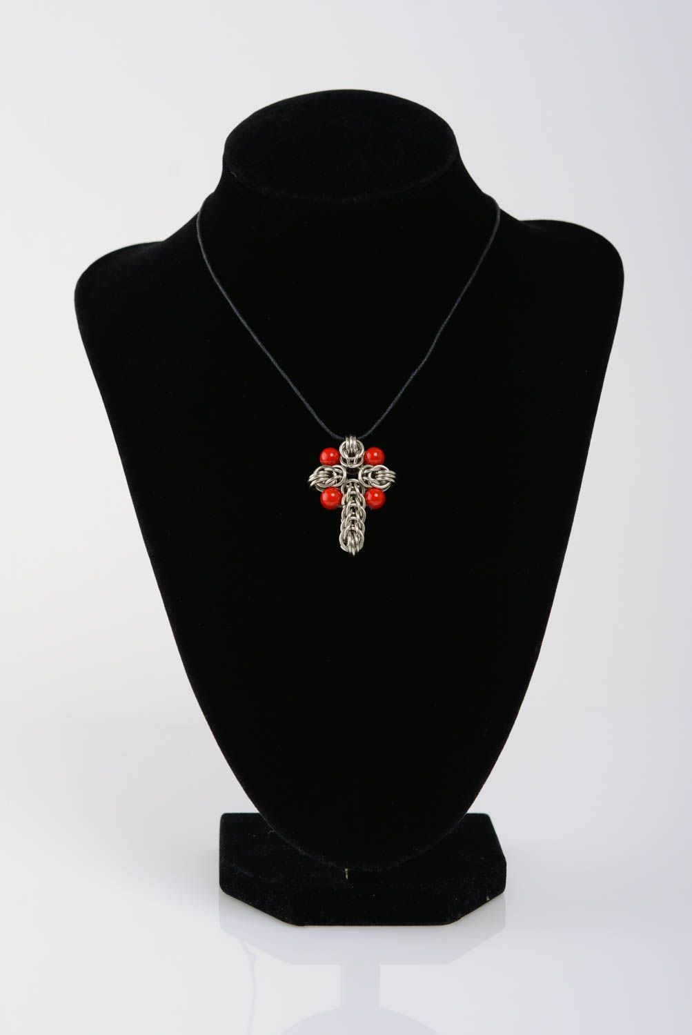 Pendentif croix en métal composé de mailles tressées et perles rouges fait main photo 2