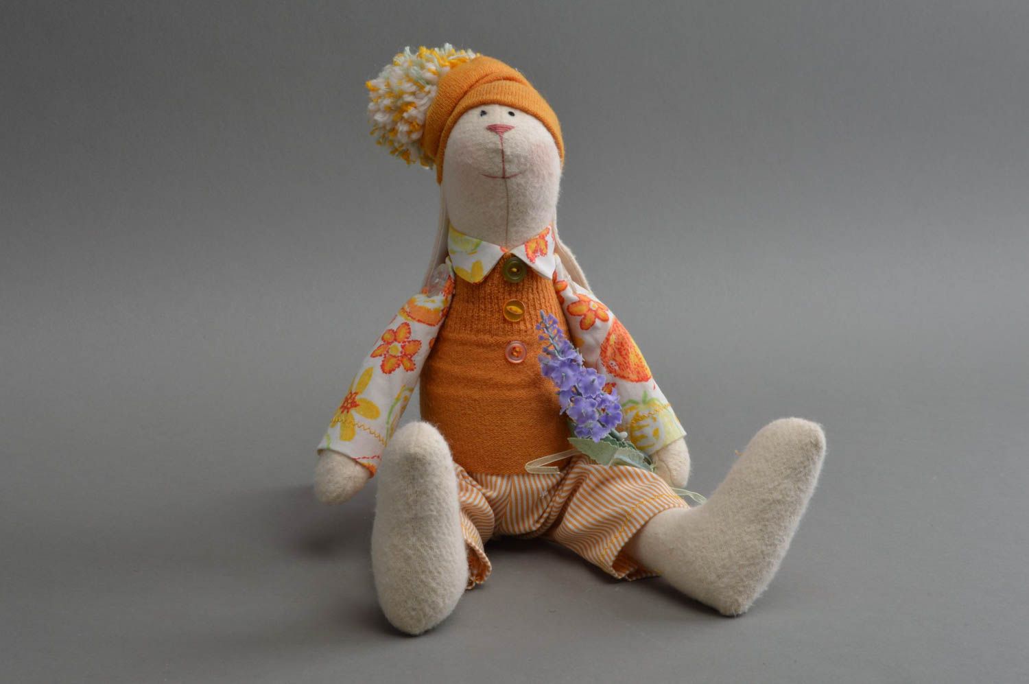 Peluche lapin en tenue orange faite main en tissu originale pour enfants photo 4