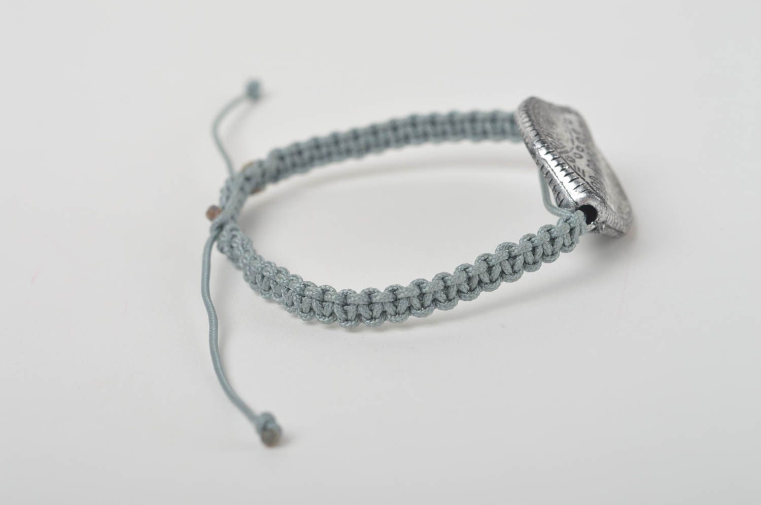 Браслет ручной работы браслет из шнурков плетеный браслет серый с вставкой фото 3