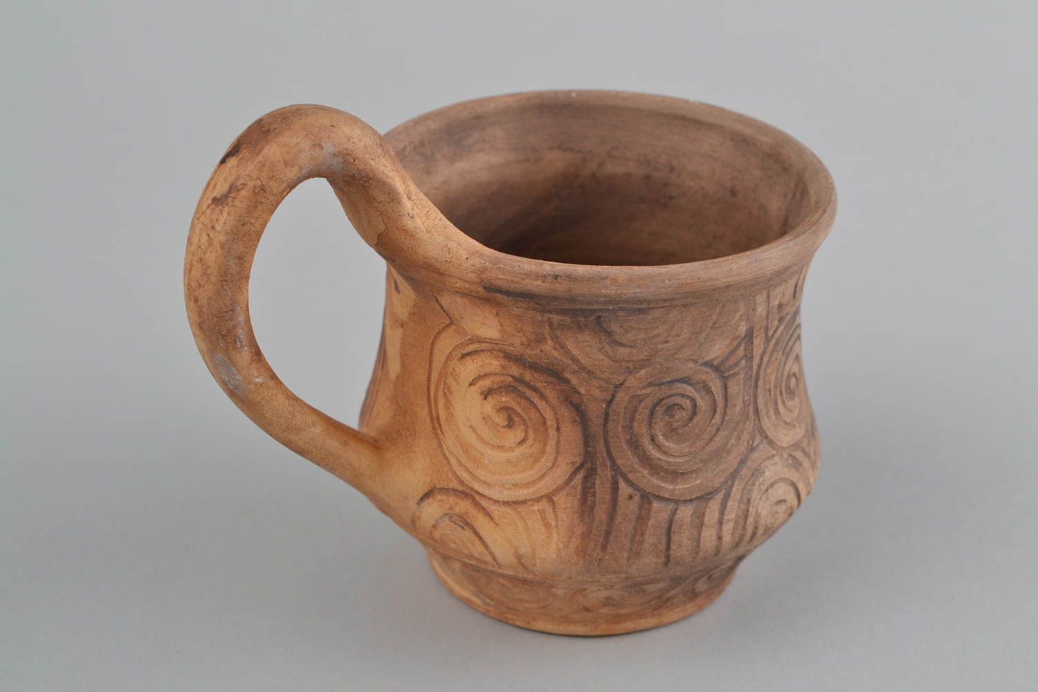 Глиняная чашка ручной работы в технике гончарства с орнаментом объемом 350 мл фото 3