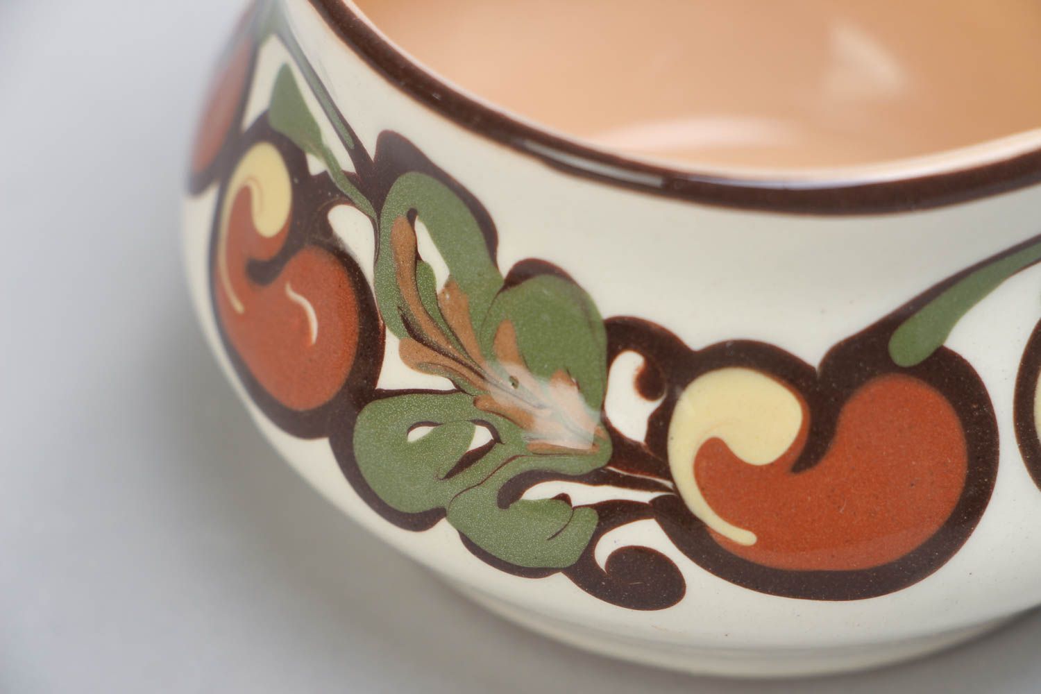 Глиняная чашка с росписью в этно стиле светлая необычная 80 мл ручной работы фото 3