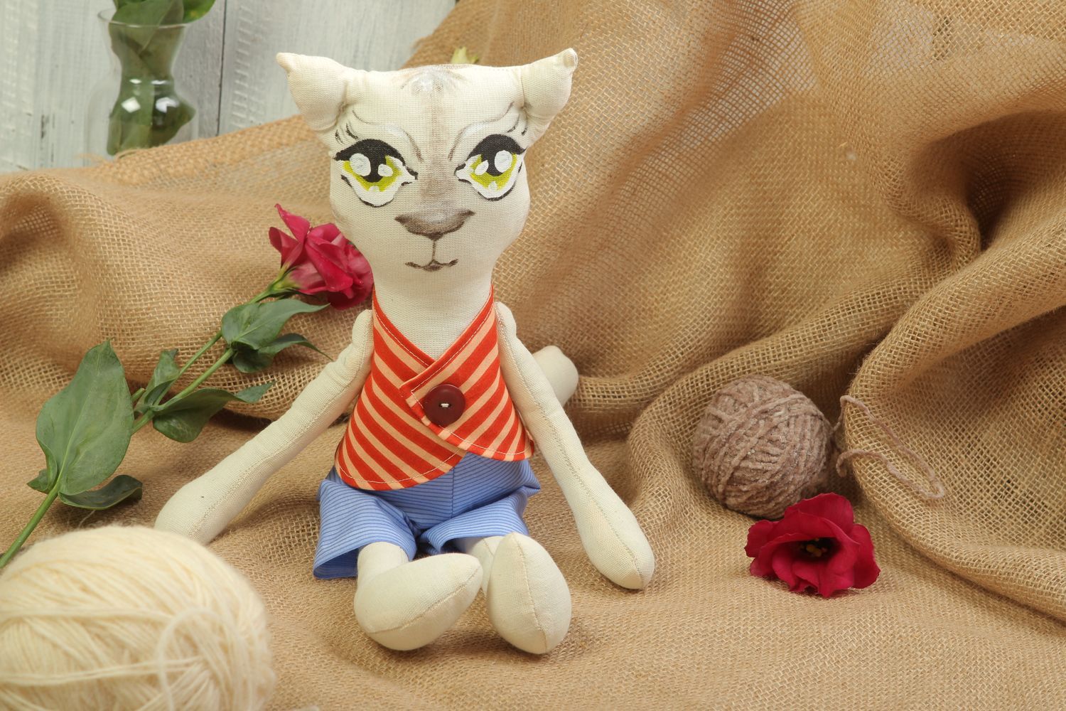 Игрушка ручной работы необычный подарок интерьерная игрушка в виде кошки фото 1