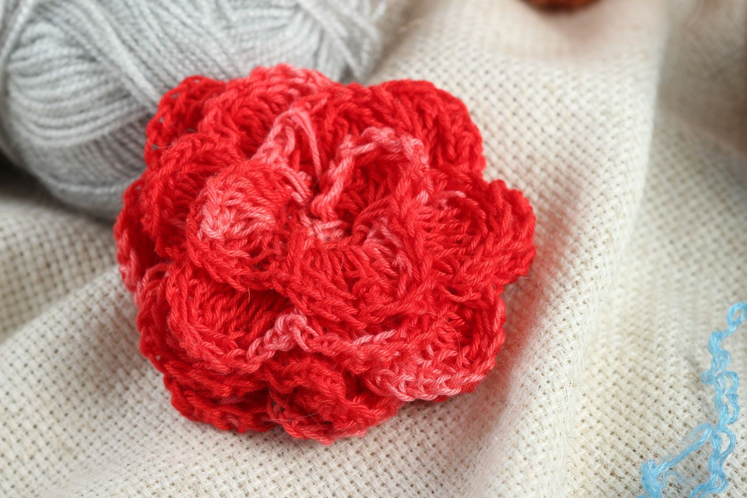Fleur au crochet faite main Fourniture bijoux rouge en coton Création bijoux photo 1