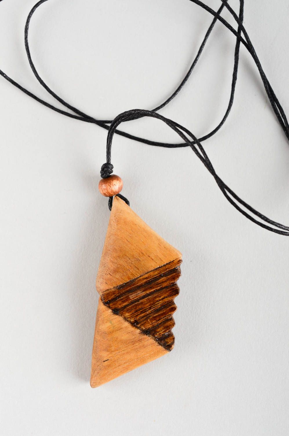 Colgante de madera hecho a mano accesorio de moda bisutería fina triángulos foto 2