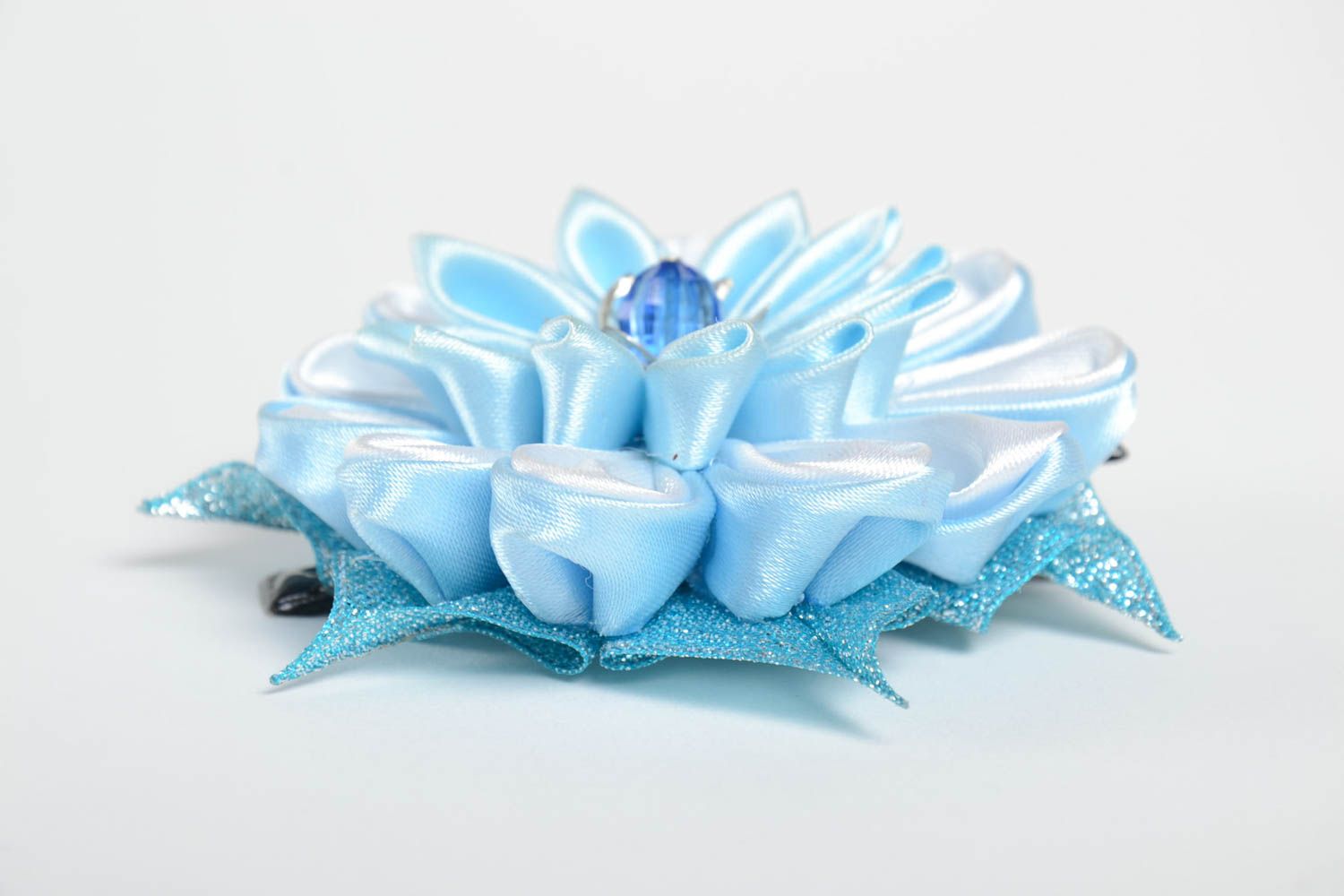 Заколка для волос из атласных лент голубая крупная в виде цветка ручная работа  фото 3