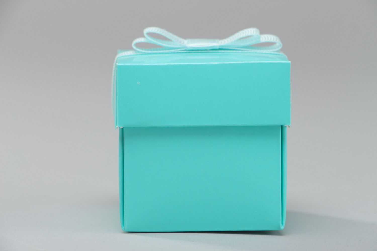Caja para dulces original artesanal de cartón de color azul con lazo pequeña foto 2