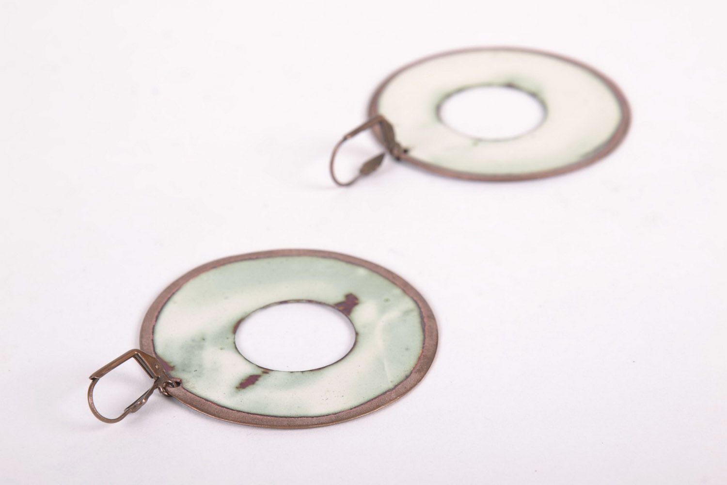 Emaillierte runde Ohrringe aus Kupfer foto 3