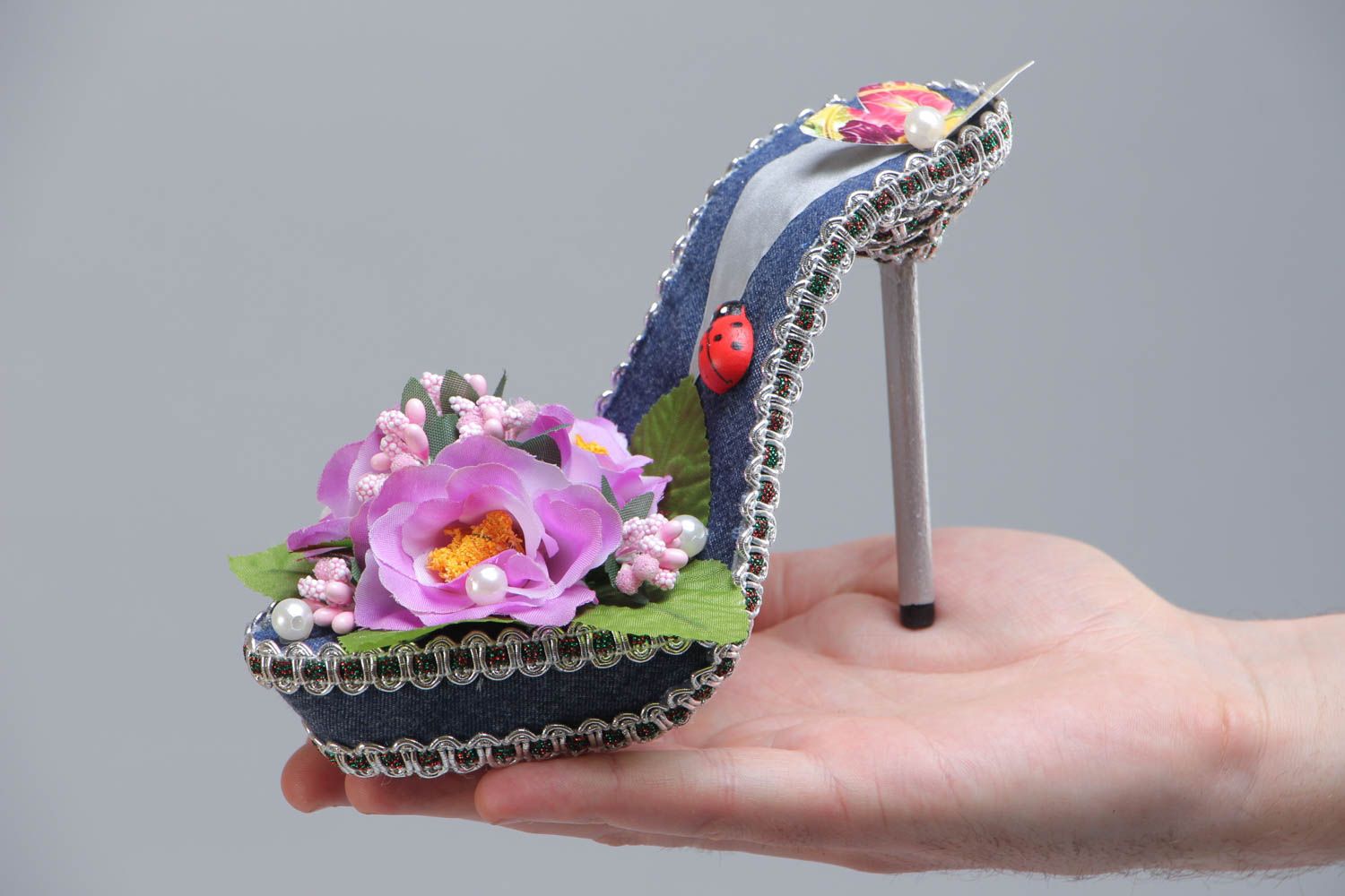 Chaussure décorative avec fleurs originale topiaire artificielle faite main photo 5