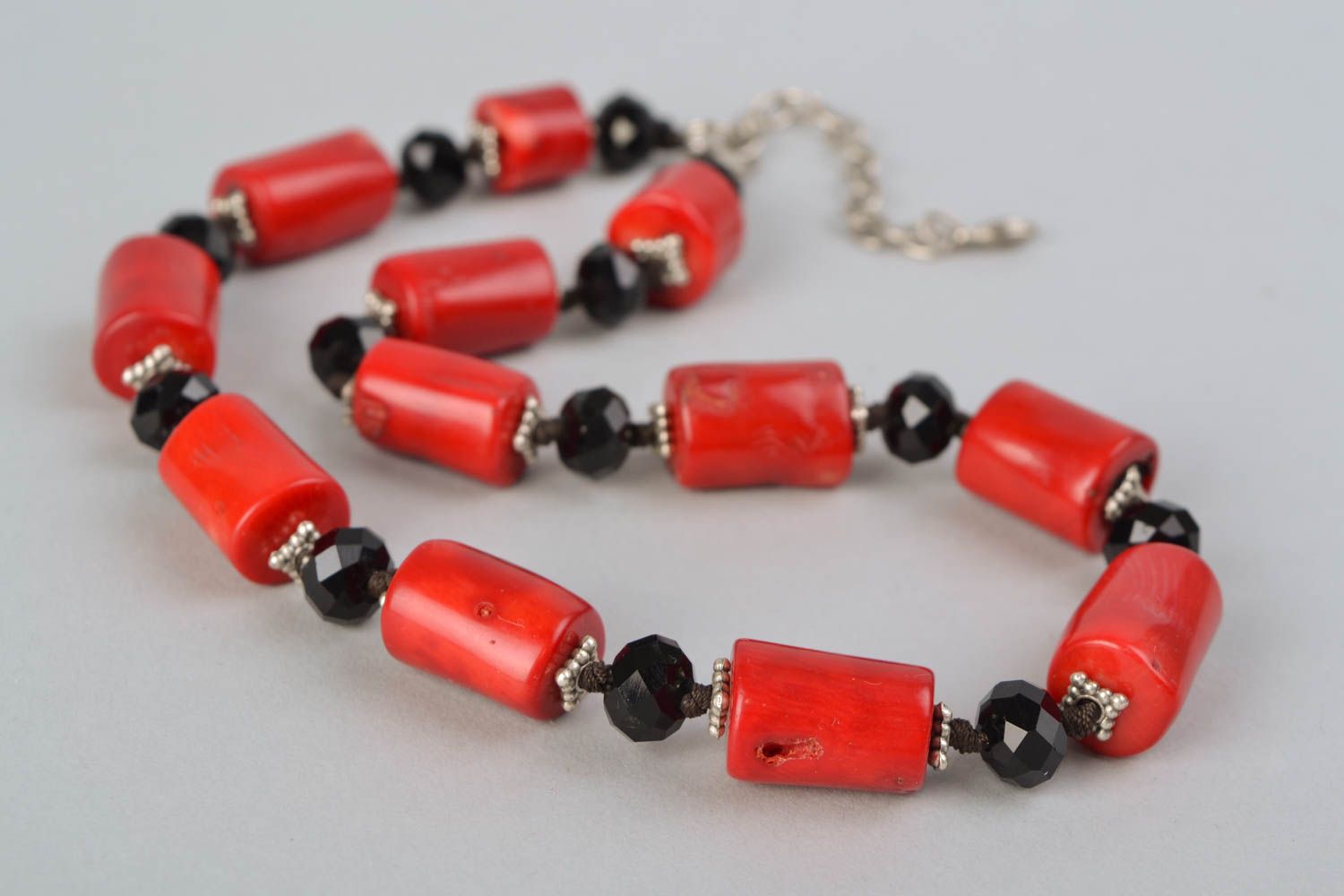 Rote Halskette handmade mit Knochenperlen foto 1