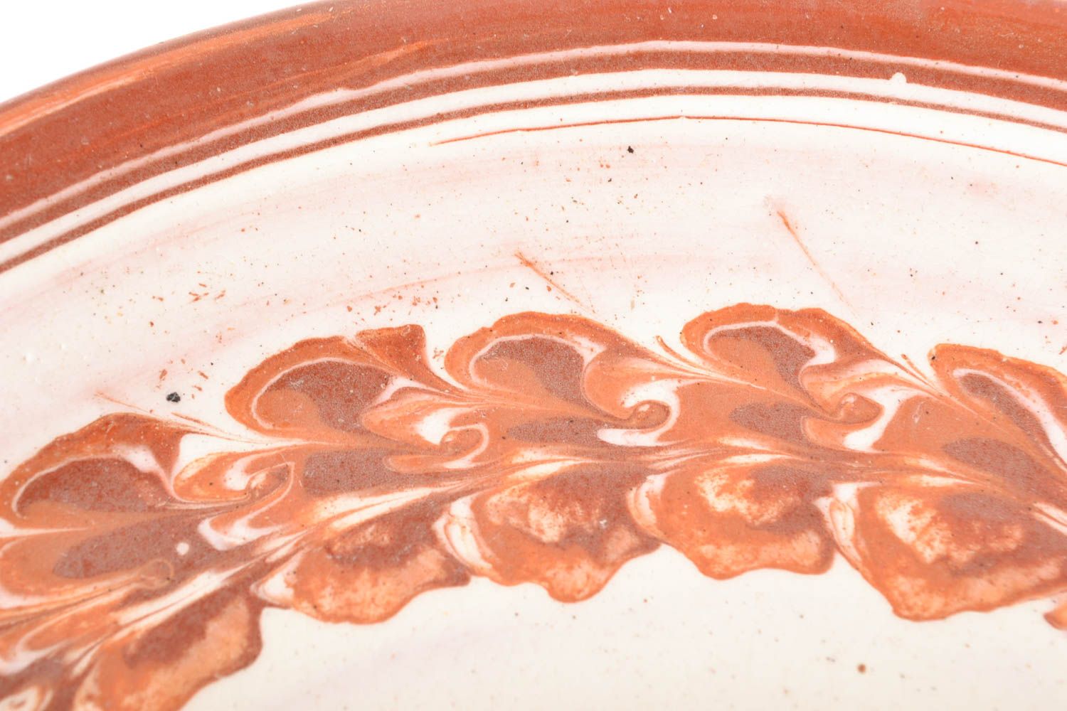 Petite assiette en céramique plate brune peinte d'engobes faite main écologique photo 3