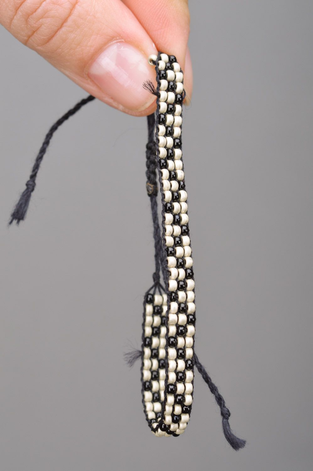 Тонкий браслет из бисера на завязках с бело-черным узором ручной работы простой фото 3