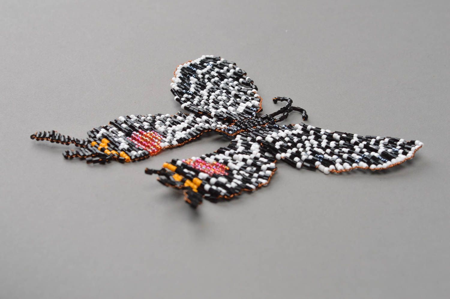 Aimant fait main en perles de rocaille décoratif Papillon noir à pois blancs photo 3
