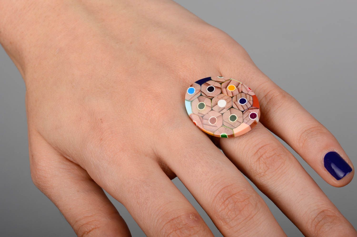 Перстень ручной работы кольцо из дерева овальное кольцо из карандашей авторское фото 2
