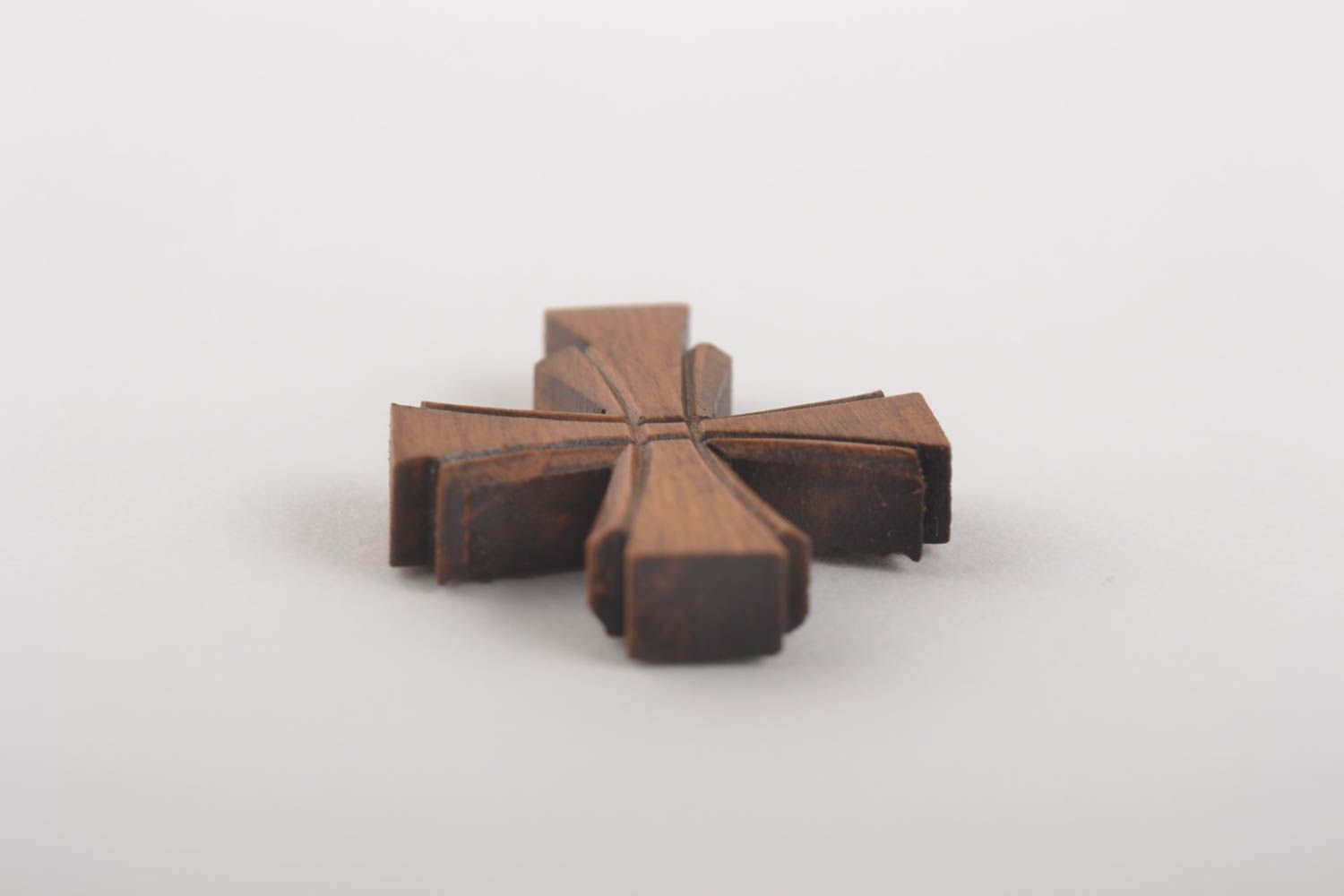 Крест ручной работы нательный крестик деревянный крестик резной с бисером фото 4