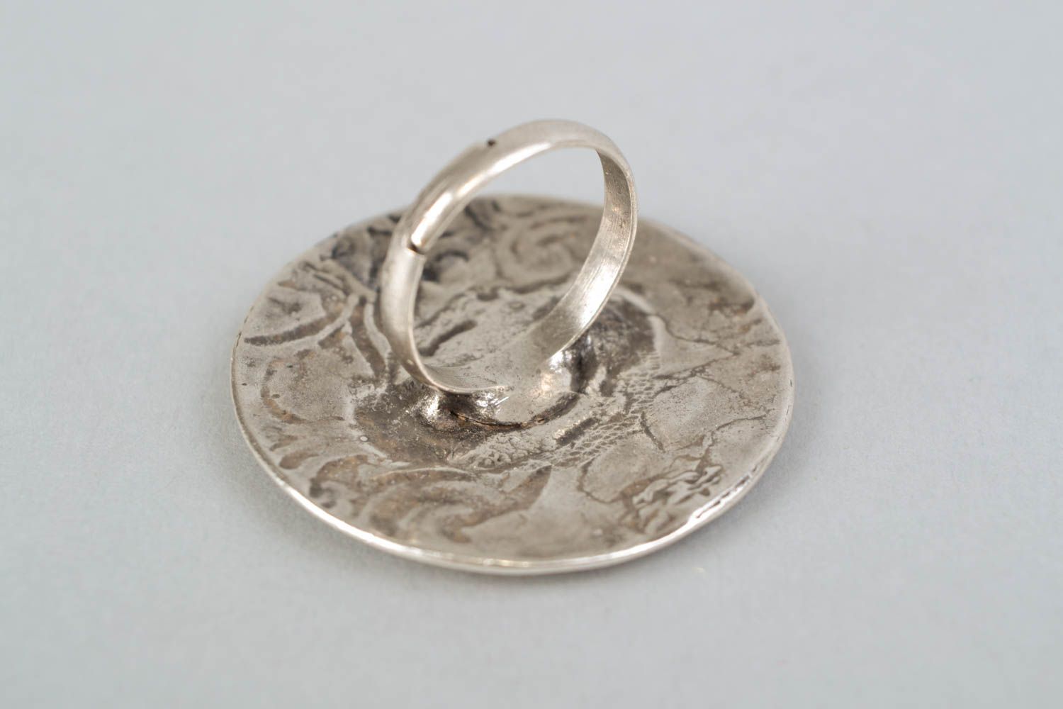 Крупное кольцо из металла с регулируемым размером фото 4