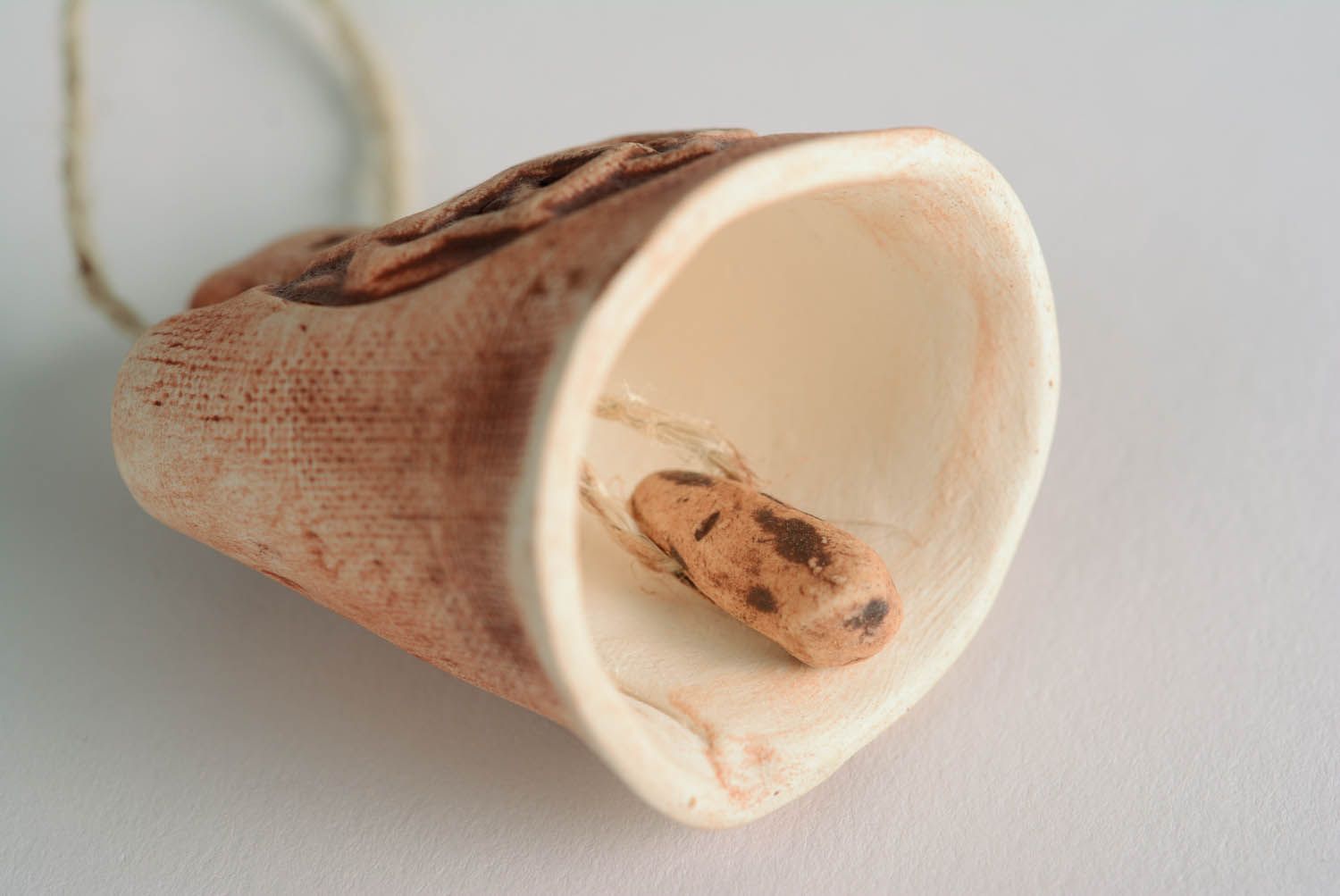 Amulette-clochette slave domestique en argile naturelle dans le style ethnique faite main photo 5