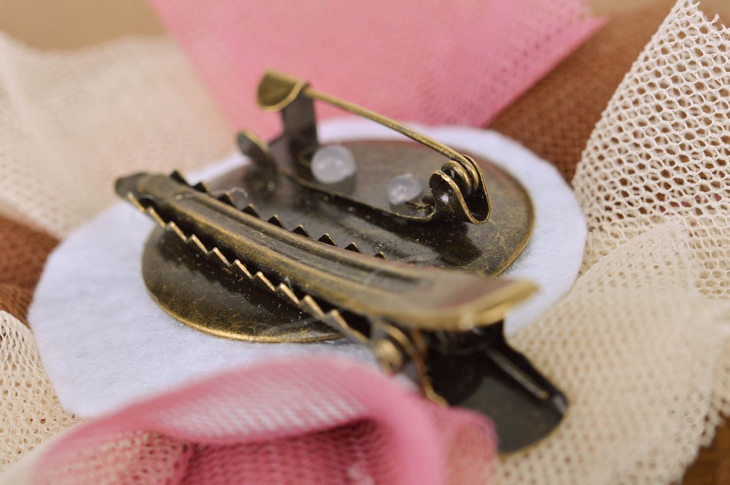 Broche-barrette faite main en tissu de tulle avec perles de rocaille originale photo 5