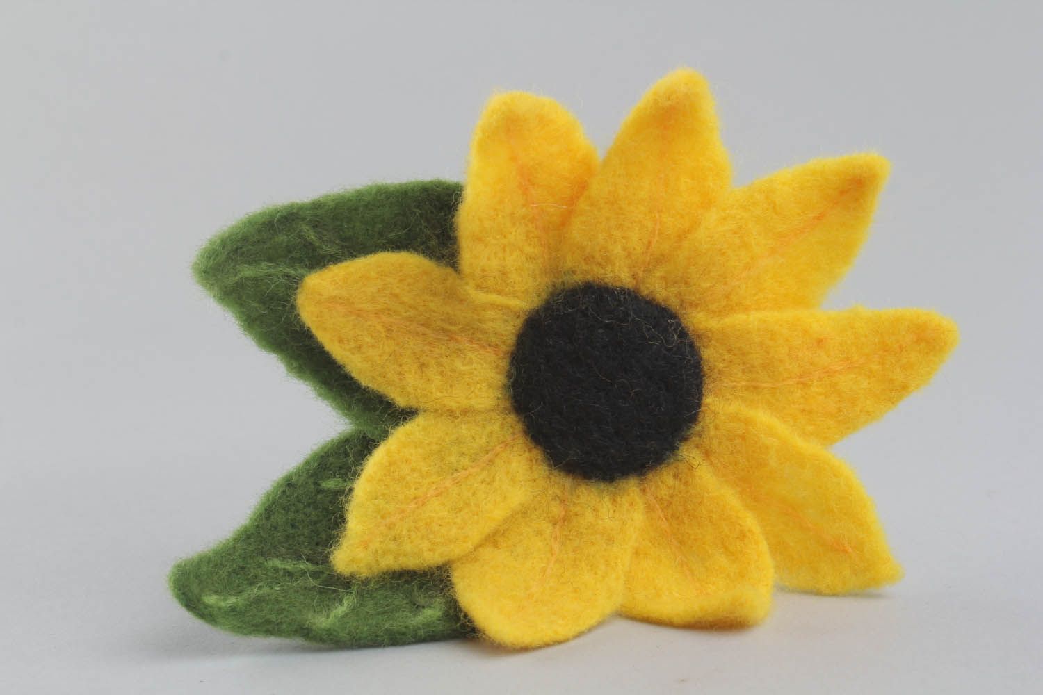 Broche en laine feutrée fleur jaune faite main photo 3