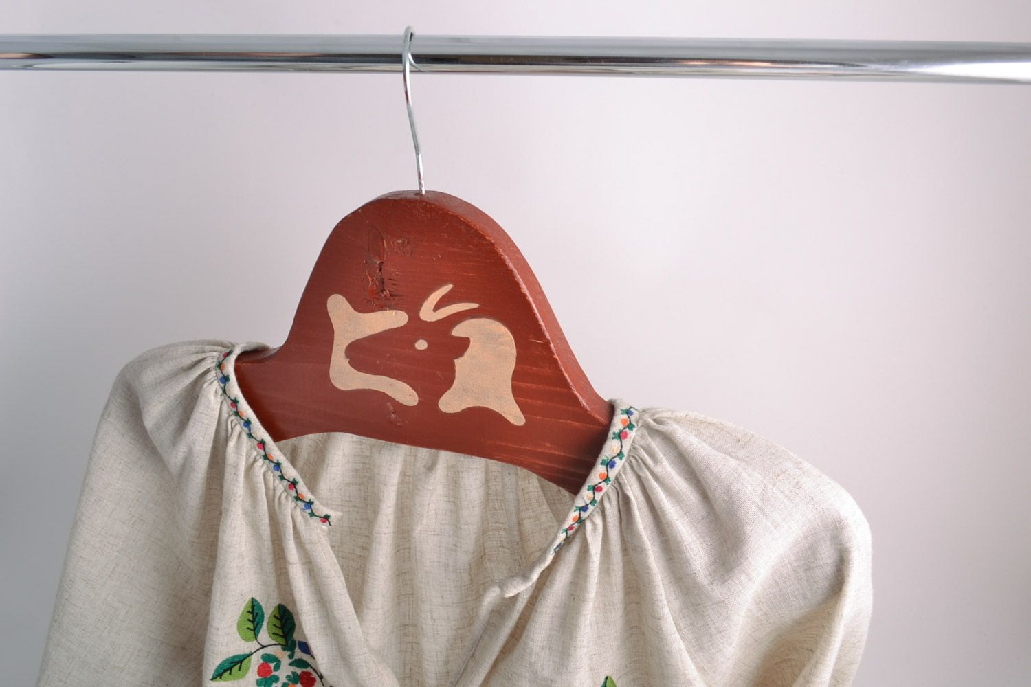 Деревянная вешалка для одежды расписанная акриловыми красками ручной работы фото 5