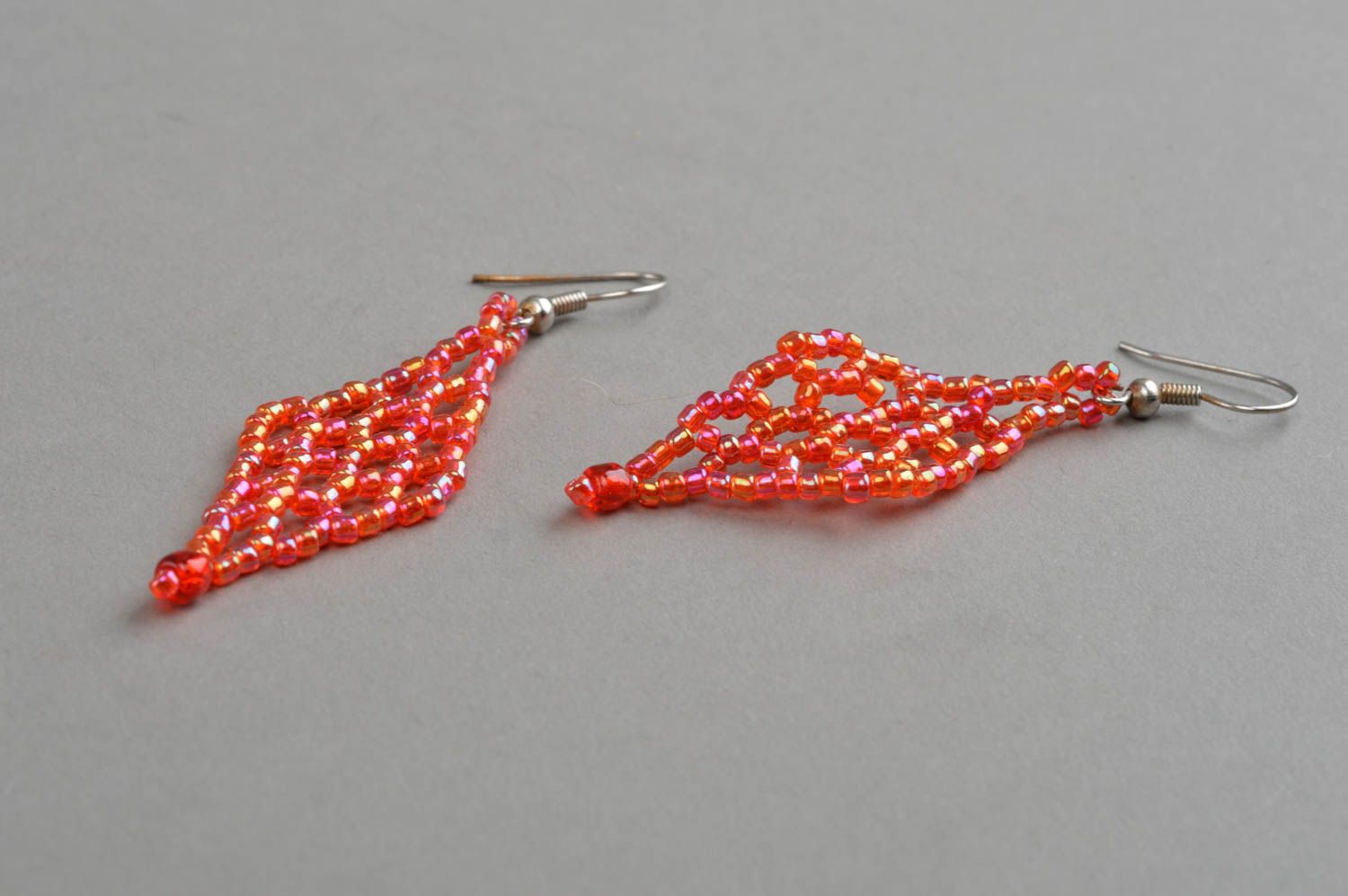 Boucles d'oreilles en perles de rocailles faites main rouges pendantes losanges photo 3