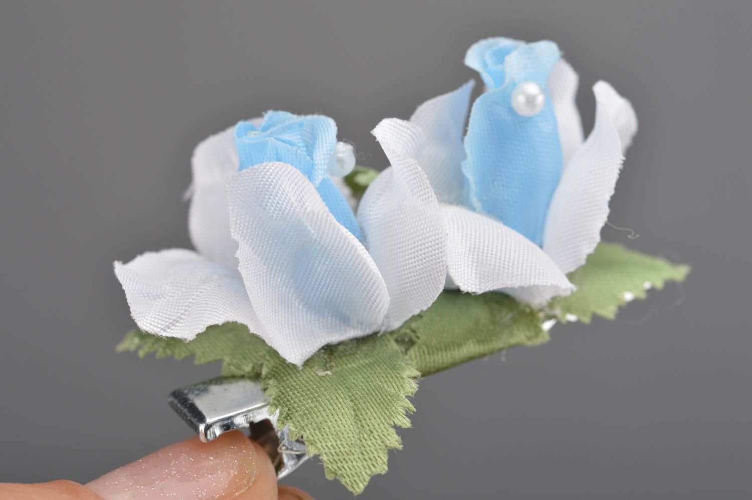 Детская заколка цветок нежная маленькая белая с голубым красивая ручной работы фото 3
