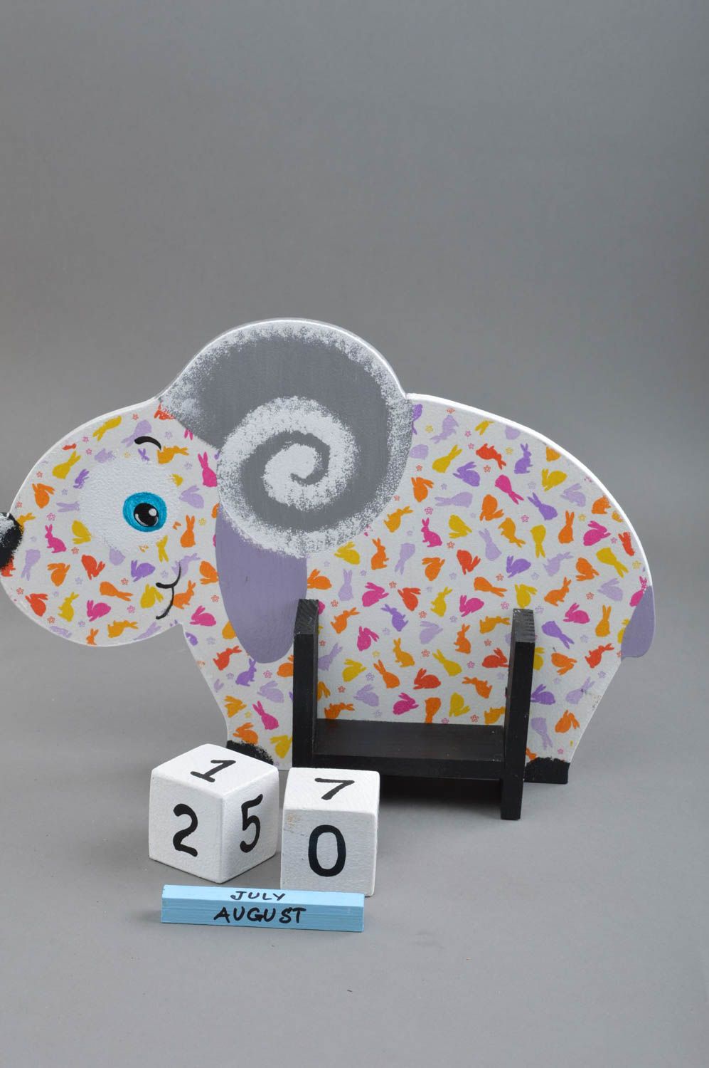 Greller Holz Tischkalender für Kinder in Form von Schaf mit Hasen handmade  foto 3