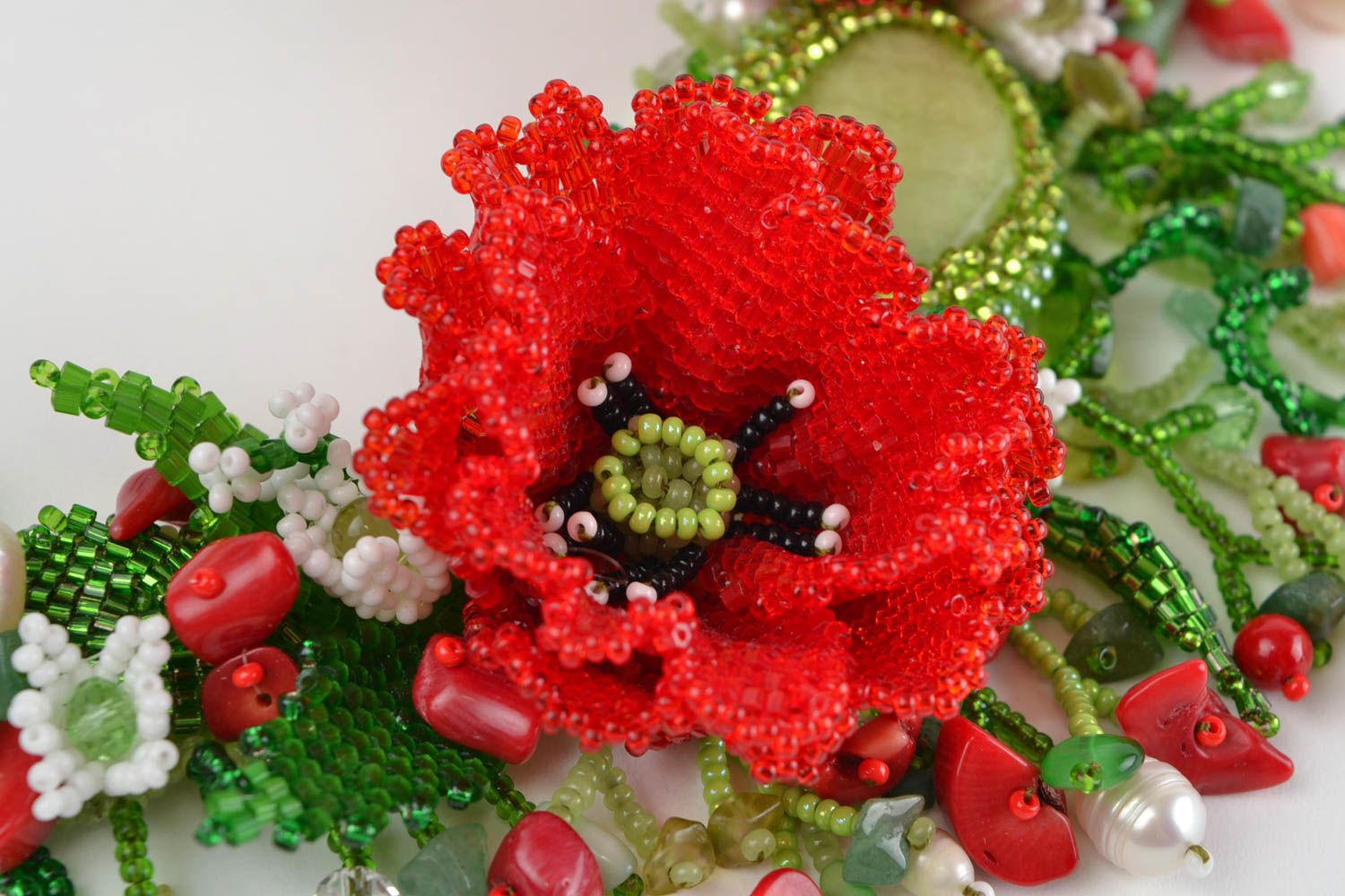 Massives Collier mit Blumen aus Glasperlen und echten Steinen handmade Mohnblume foto 4