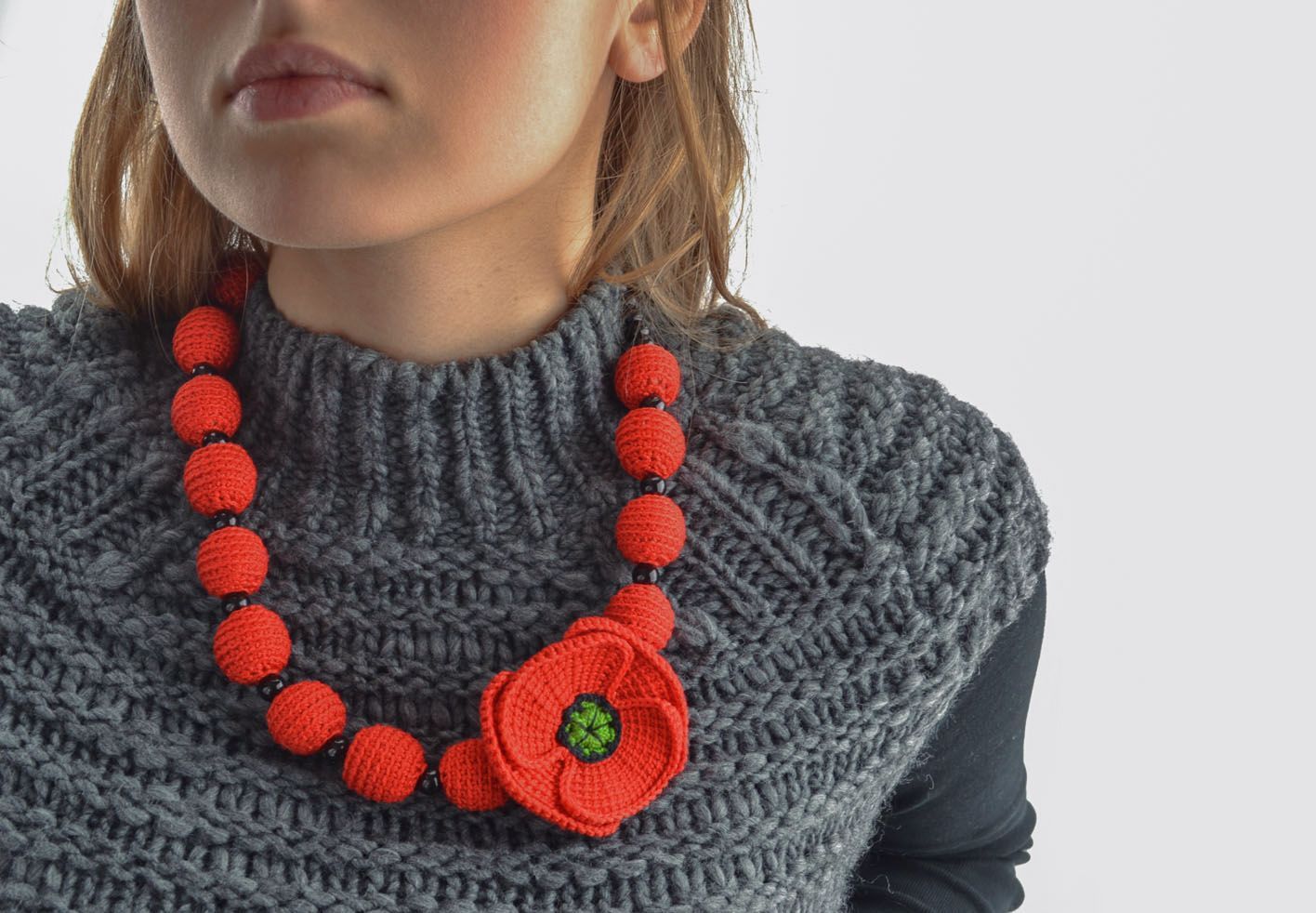 Collier tricoté fait main original Fleurs de pavots photo 5