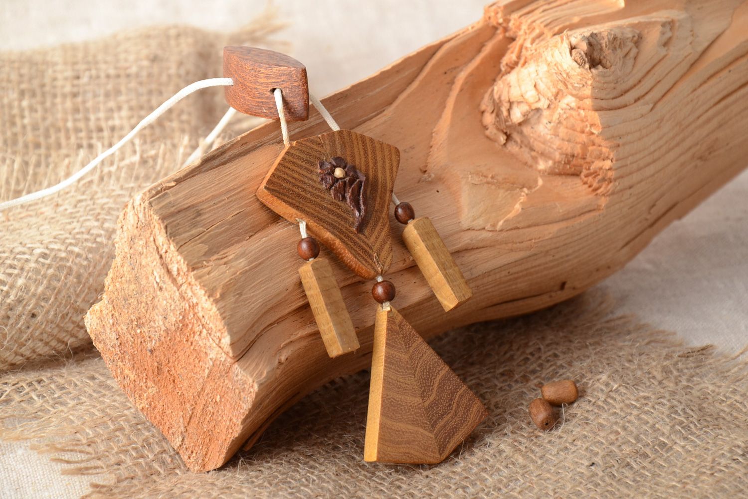 Colgante de madera para cuello tallado y teñido artesanal con ornamento foto 1